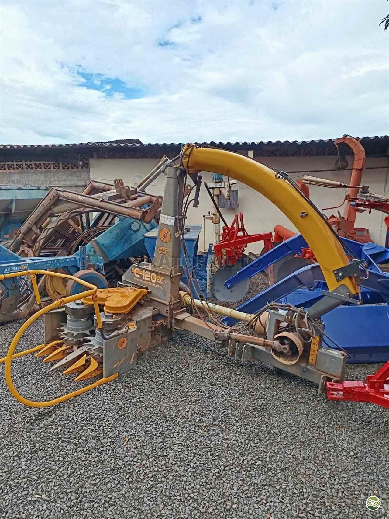 IMPLEMENTOS AGRICOLAS ENSILADEIRA ENSILADEIRA AREA TOTAL Tratorauto Tratores - Landini UBERLANDIA MINAS GERAIS MG